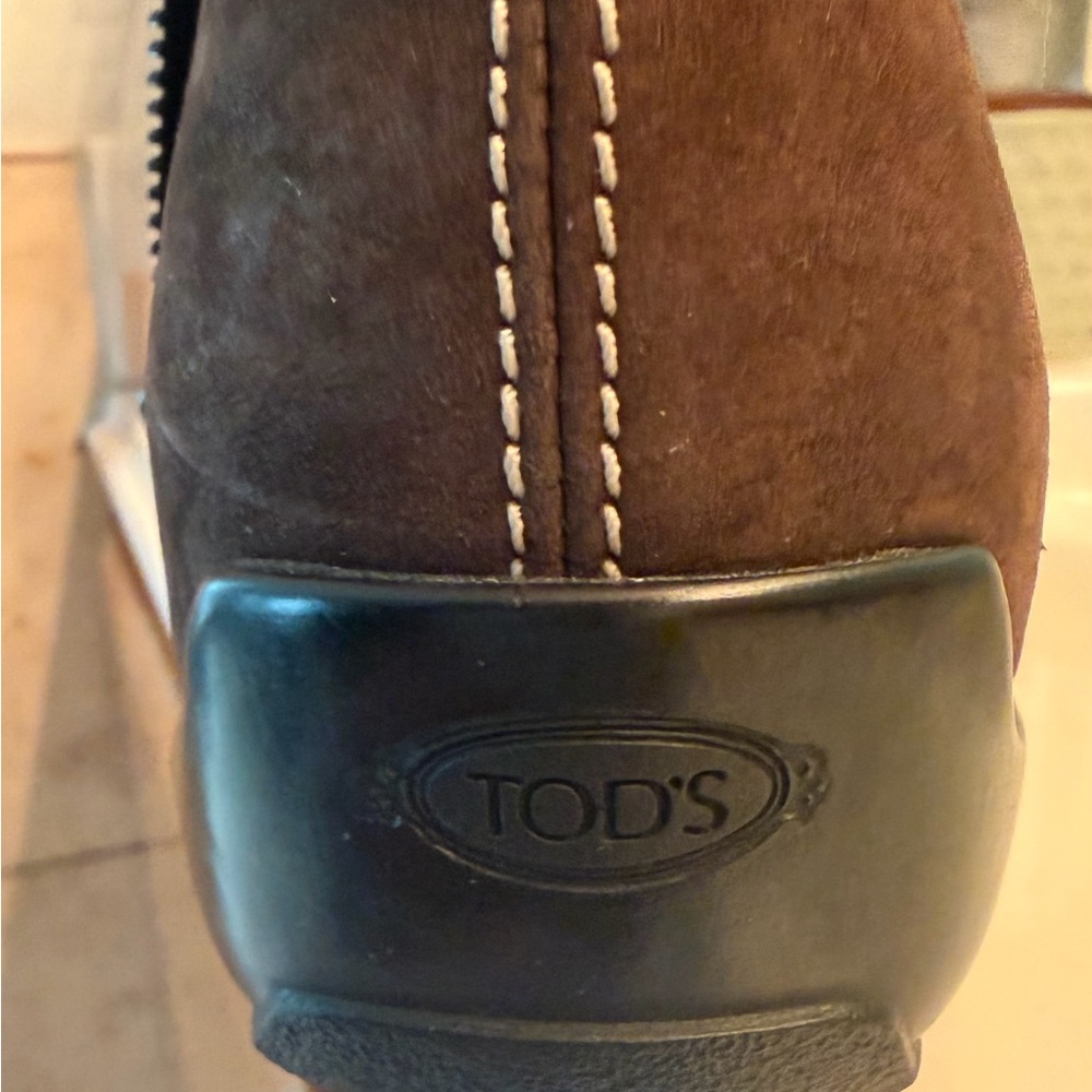 Tod’s Suede Leather Boots
Where Italian craftsmanship meets timeless style. - Picture 3 of 5